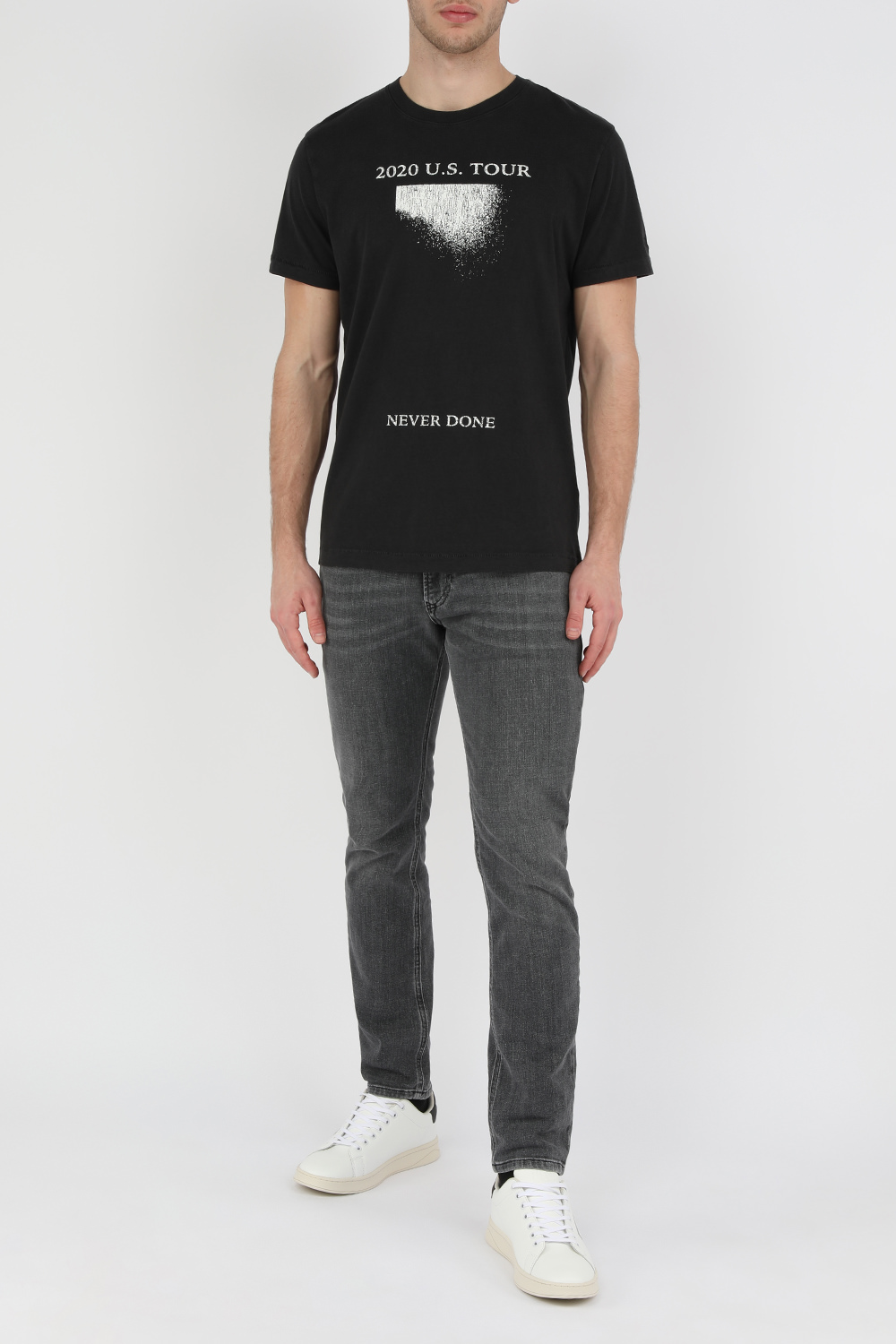 חולצה שחורה עם הדפס גראפי